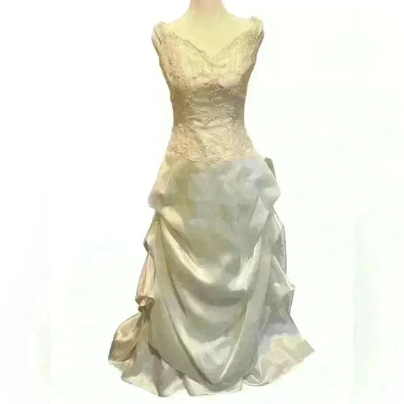 Private Collection Wedding Dress Size 8 Sleeveless Back Zip Closure & Beadwork - Picture 1 of 10